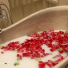 kąpiel w płatkach róż